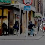 Une mamie fait fuir 6 braqueurs à coups de sac à main (VIDEO)