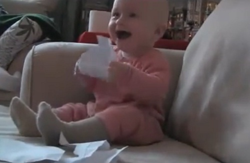 Bébé qui se tape des barres avec une feuille de papier (VIDEO)