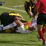 Foot : Un joueur pince les bijoux de famille de son adversaire (VIDEO)