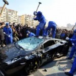 Mécontent, il paye des ouvriers pour détruire sa Lamborghini Gallardo ! (PHOTOS ET VIDEO)