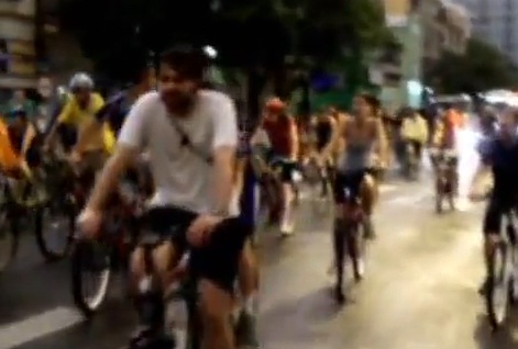 Choc : un automobiliste fonce sur un groupe de cyclistes (VIDEO)