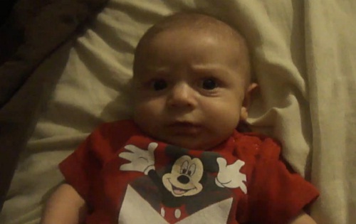 Bébé qui a peur du rire de sa maman (VIDEO)