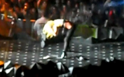 Nouvelle chute de Lady Gaga sur scène (VIDEO)