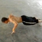 Il fait 20 pompes sur 2 doigts (VIDEO)