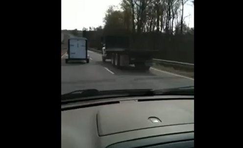 Une poutre traverse son pare-brise (VIDEO)