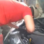 Il découvre un serpent dans le moteur de sa voiture (VIDEO)