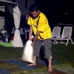 Mec bourré qui veut faire un lancer de sac (VIDEO)