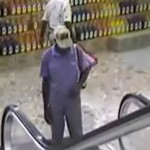 Homme qui découvre l&rsquo;escalator (VIDEO)