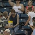 Il rattrape une balle de baseball avec son pot de popcorn (VIDEO)