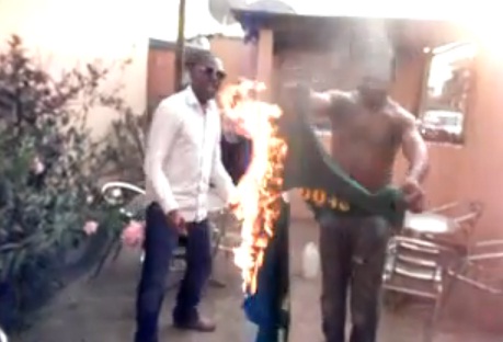 « Supporters » camerounais qui brûlent le maillot d’Eto’o (VIDEO)