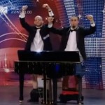 Ils jouent du piano avec… leur pénis (VIDEO)