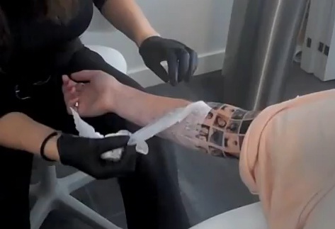 Elle se fait tatouer ses amis Facebook sur le bras (VIDEO)