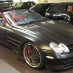A 150 km/h en Mercedes McLaren SLR Brabus dans un parking parisien (VIDEO)