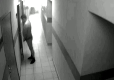 Ivre, un colonel russe urine sur la porte de son bureau (VIDEO)