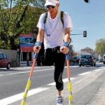 Un unijambiste fait le tour de France en béquilles (VIDEO)