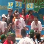 Il mange 62 hot dogs en 10 minutes (VIDEO)