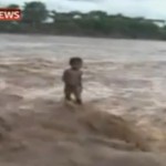 Inde : Un enfant emporté par les eaux puis sauvé (VIDEO)
