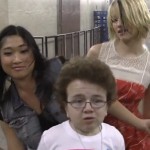 Keenan Cahill avec les acteurs de Glee (VIDEO)