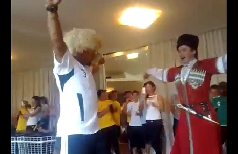 Quand Roberto Carlos s’essaye à la danse Russe (VIDEO)