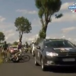 Tour de France: une voiture percute deux coureurs (VIDEO)