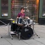 Superbe prestation d’un batteur de rue (VIDEO)