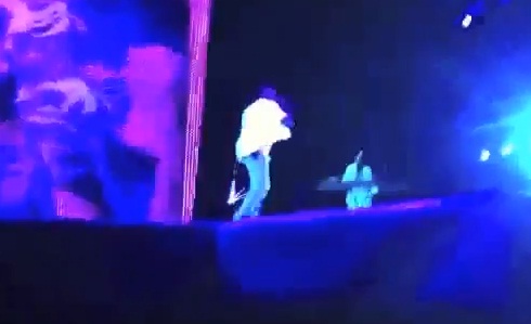 Kanye West se ramasse sur scène (VIDEO)