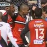 Pour se venger, il gifle un arbitre de touche ! (VIDEO)