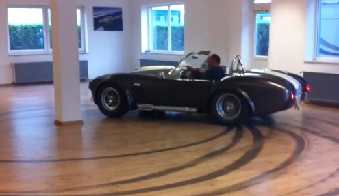 Il drifte dans son salon (VIDEO)