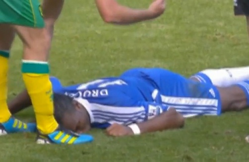 Drogba KO, évacué sur civière (VIDEO)