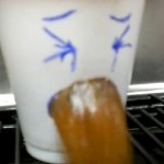 Le gobelet qui vomit (VIDEO)