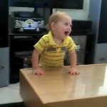 Un bébé fan de Metal (VIDEO)