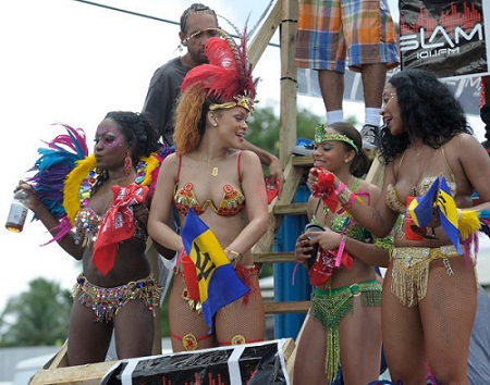 Rihanna se lâche au carnaval du Kadooment Day (PHOTOS ET VIDEO)