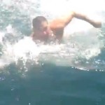 Il saute sur un requin ! (VIDEO)