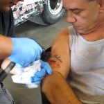 Un homme se fait retirer un tatouage à la meuleuse ! (VIDEO)