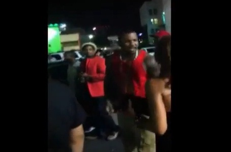Le rappeur Game s’embrouille devant une boite de nuit ! (VIDEO)
