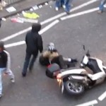Des émeutiers attaquent un homme et lui dérobent son scooter (VIDEO)