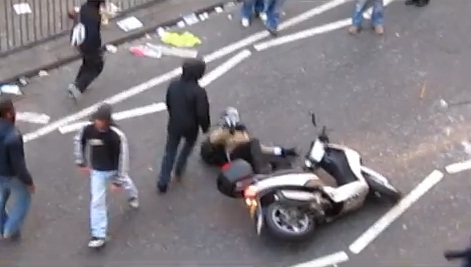 Des émeutiers attaquent un homme et lui dérobent son scooter (VIDEO)
