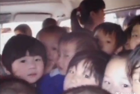Chine : 66 enfants entassés dans un minibus à 8 places (VIDEO)
