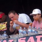 Elle mange 183 ailes de poulet en 12 minutes (VIDEO)