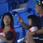 Un père laisse tomber sa fille pour une balle de baseball (VIDEO)