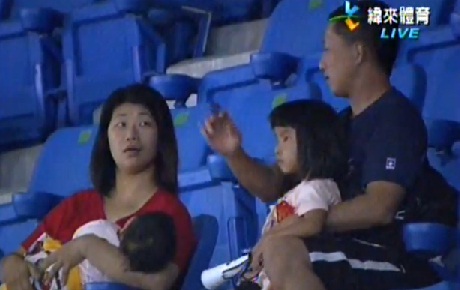 Un père laisse tomber sa fille pour une balle de baseball (VIDEO)