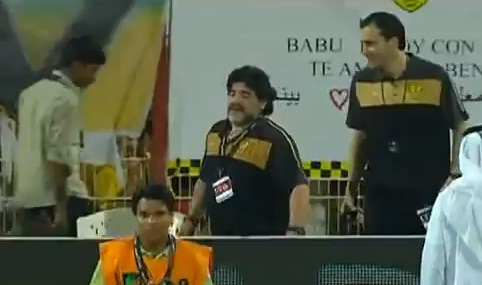 Maradona « frappe » un supporter (VIDEO)