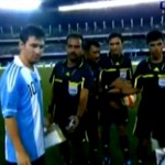 Un arbitre prend Messi en photo en plein match (VIDEO)