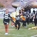 Une pom-pom girl piétinée par une équipe de foot américain (VIDEO)