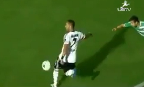 Quaresma rate son coup du foulard et se mange un carton rouge (VIDEO)