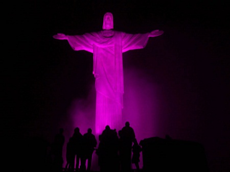 Brésil : le Christ rédempteur en rose pour la lutte contre le cancer du sein (VIDEO)