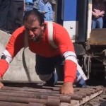 Il tire un train de 150 tonnes ! (VIDEO)