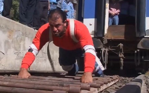 Il tire un train de 150 tonnes ! (VIDEO)
