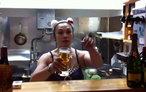 Comment boire une bière en moins de 2 secondes (VIDEO)