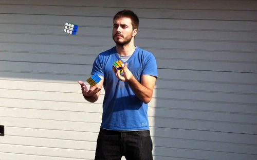 Il résout un Rubik’s Cube en jonglant (VIDEO)